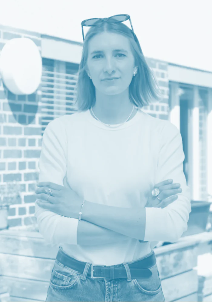 Portrait von Laura Enzberger mit blauem Filter