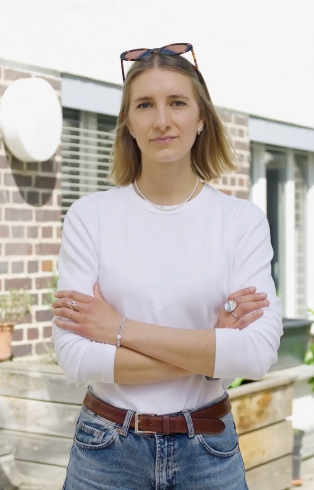 Portrait von Laura Enzberger mit blauem Filter