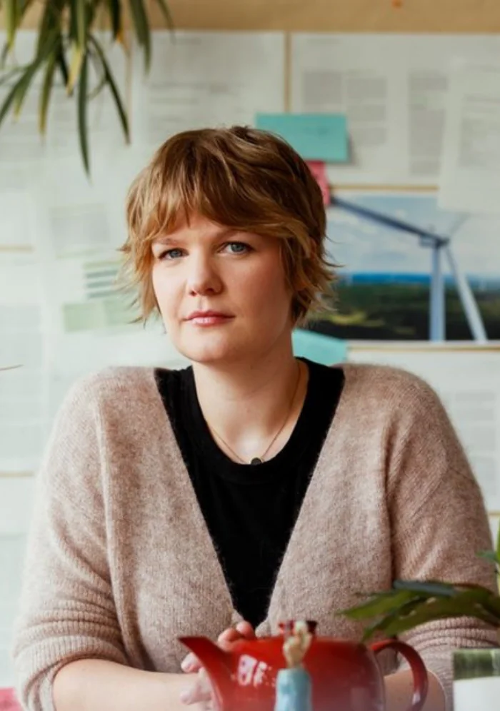 Foto von Carolin Dähling mit blauem Filter