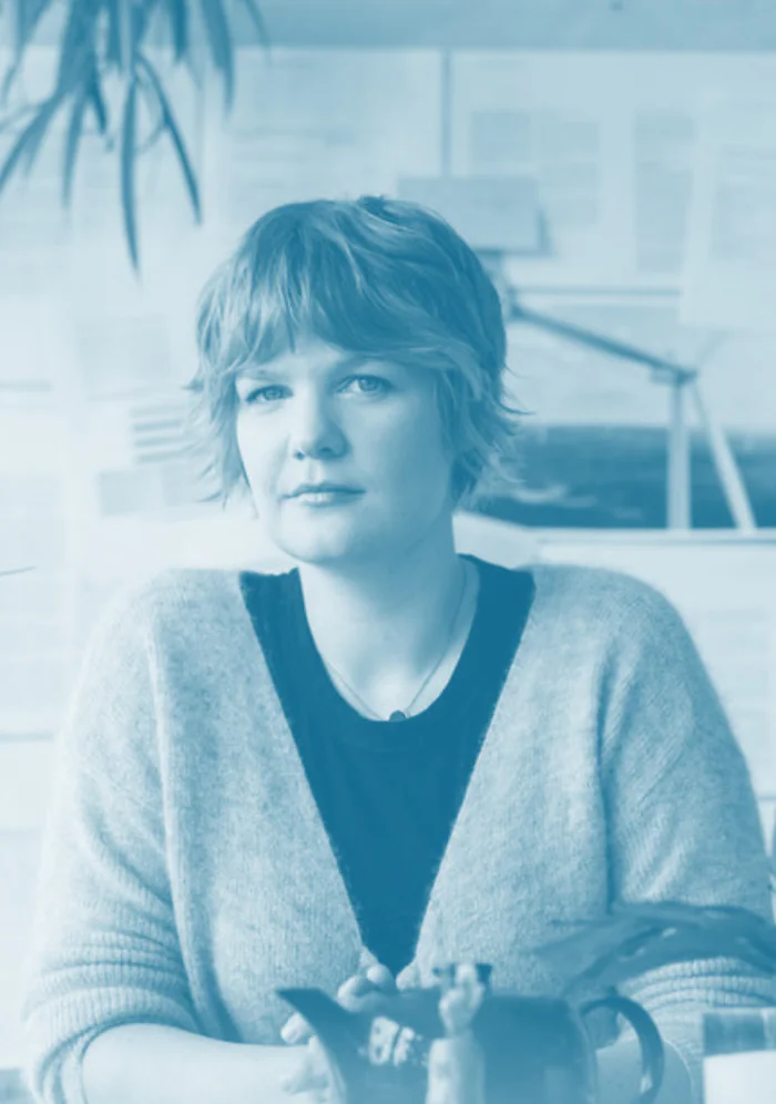 Foto von Carolin Dähling mit blauem Filter